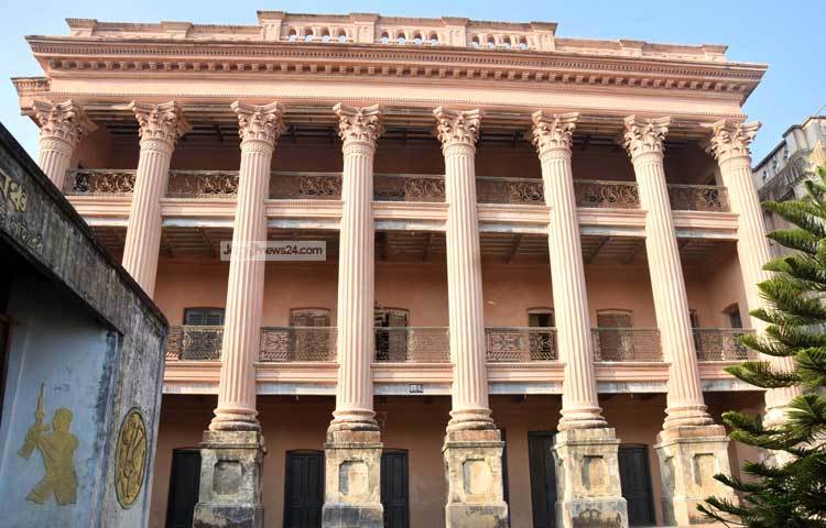 বালিয়াটি প্রাসাদের দৃষ্টিনন্দন সৌন্দর্য সব দর্শনার্থীদের মুগ্ধ করে। ছবি : মাহবুব আলম