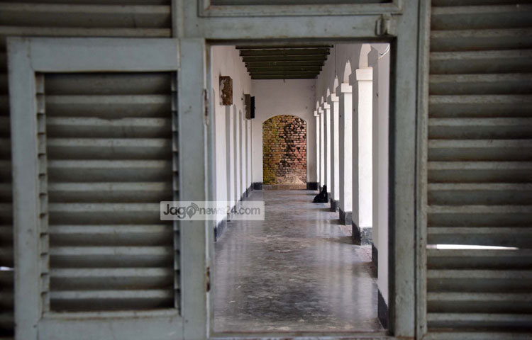 বালিয়াটি জমিদারবাড়ির বিশাল কমপ্লেক্সটি উঁচু দেয়ালে চারদিকে ঘেরা। প্রাচীন আমলের সেই প্রাচীর এখনও টিকে আছে। ছবি : মাহবুব আলম