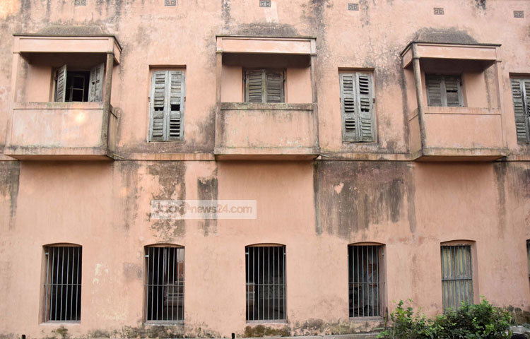 চার দেয়ালের মাঝে এখন রয়েছে চারটি সুদৃশ্য ভবন। আর ভবনগুলোর সামনের প্রাচীর দেয়ালে রয়েছে চারটি প্রবেশ পথ। ছবি : মাহবুব আলম