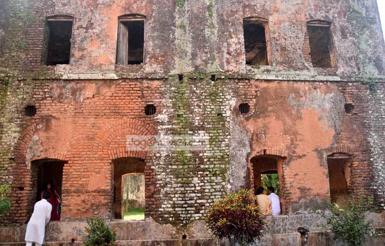 বালিয়াটি জমিদার বাড়ি মূলত পাঁচটি মহলে প্রতিষ্ঠিত হলেও বর্তমানে টিকে আছে প্রায় একই রকম চারটি। আর এই চারটি মহলের মাঝের দুটি দোতলা আর দুপাশের দুটি তিনতলা। ছবি : মাহবুব আলম