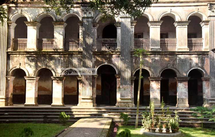 রাজধানী থেকে দিনে দিনেই ঘুরে আসা যায় বালিয়াটি জমিদার বাড়ি। ঢাকার গাবতলী বাস স্ট্যান্ড থেকে সরাসরি সাটুরিয়া বাস চলাচল করে। ছবি : মাহবুব আলম