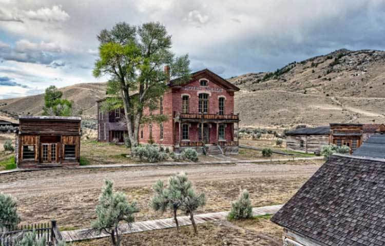 বানাক : মার্কিন যুক্তরাষ্ট্রের মন্টানার এই শহরের পরিত্যক্ত হওয়ার গল্প একেবারেই পুরনো ওয়াস্টার্ন সিনেমার মতো। গোল্ড রাশের পরে পরিত্যক্ত হতে শুরু করে এই শহর।