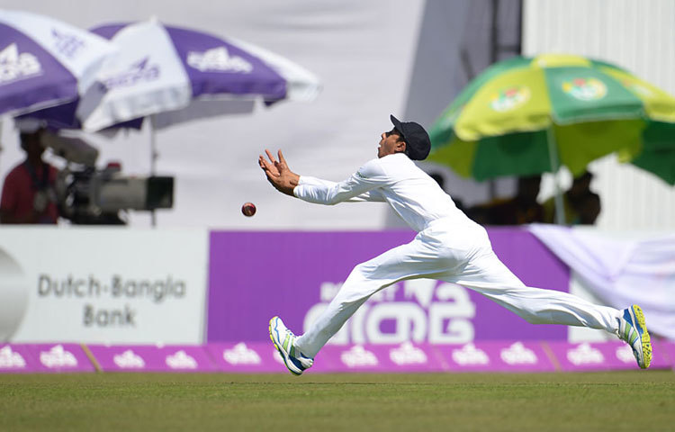 ইমরুলের ভাসিয়ে দেওয়া বল তালুবন্দি করতে পারলেন না হাসিব হামিদ।