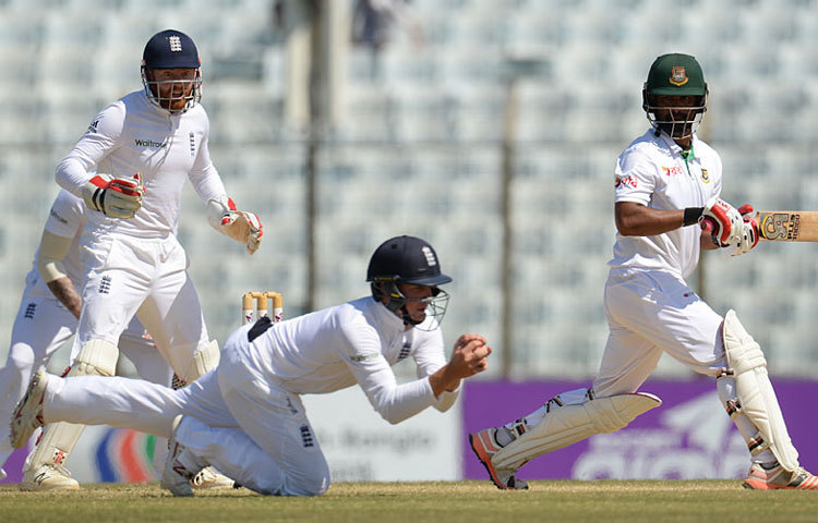 তামিম ইকবাল শর্টে গ্যারি ব্যালেন্সের হাতে ক্যাচ দিয়ে ফিরে যাচ্ছেন।