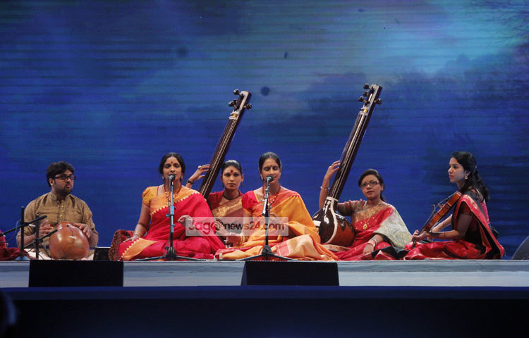 হেমন্তের হিমেল হাওয়ায় শিল্পীদের সুরের মূর্ছনায় মগ্ন হয়েছিলেন দর্শক শ্রোতারা। ছবি : মাহবুব আলম