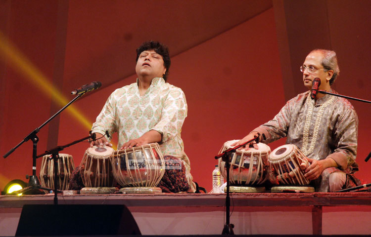 তবলচি তবলার তালে নিমগ্ন হয়ে আছেন। ছবি : মাহবুব আলম