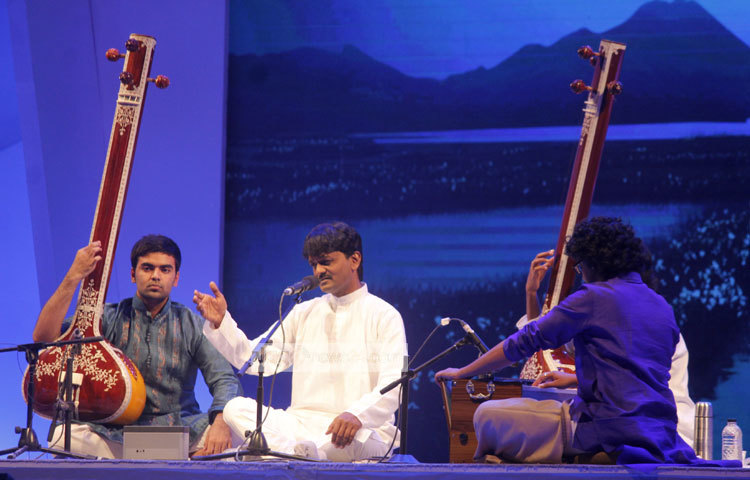 শুদ্ধ সুরের শিল্পীরা একে তাদের কণ্ঠের যাদু ছড়িয়ে শ্রোতাদের মোহাবিষ্ট করে রেখেছিলেন। ছবি : মাহবুব আলম