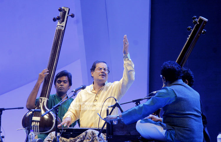 ঢাকার বনানী আর্মি স্টেডিয়ামে বসেছে বেঙ্গল উচ্চাঙ্গসংগীত উৎসরের আসর। ছবি : মাহবুব আলম