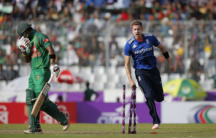 জ্যাক বল : এই তরুণ ইংলিশ বোলার একের পর এক বিধ্বংসী বাউন্সার দিয়ে রীতিমত কাবু করে ফেলেছে বাংলাদেশি ব্যাটসম্যানদের।