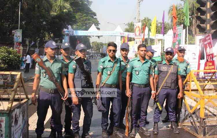 আওয়ামী লীগের কাউসিন্সলকে ঘিরে আইন শৃঙ্খলা রক্ষাকারী বাহিনী নিশ্ছিদ্র নিরাপত্তার দায়িত্বে রয়েছে। ছবি : বিপ্লব দিক্ষিৎ
