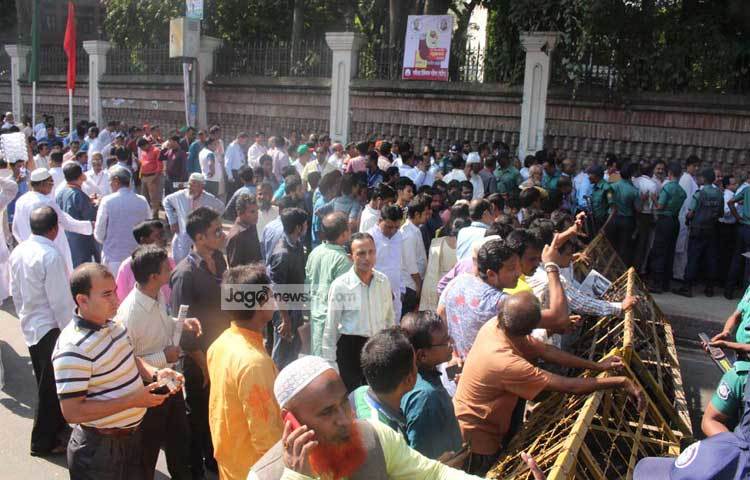 রোববার সকাল পৌনে ১০টার দিকে প্রধানমন্ত্রী শেখ হাসিনা ইঞ্জিনিয়ারিং ইনস্টিটিউশনে&nbsp; পৌঁছানোর পর দ্বিতীয় দিনের অধিবেশন শুরু হয়। ছবি : বিপ্লব দিক্ষিৎ