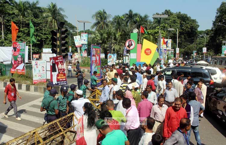 বর্তমান কমিটি ভেঙে দিয়ে কার্যনির্বাহী সংসদের নতুন কমিটি নির্বাচনে সারাদেশ থেকে ছয় হাজার ৫৭০ জন কাউন্সিলর ও সমসংখ্যক ডেলিগেট এতে অংশ নিচ্ছেন। ছবি : বিপ্লব দিক্ষিৎ