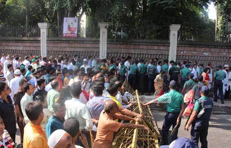 আজকের অধিবেশনের মূল আকর্ষণ আগামী তিন বছরের জন্য আওয়ামী লীগের নেতৃত্ব নির্বাচন। আর সেই নেতৃত্ব নির্বাচনে চলছে রুদ্ধদ্বার বৈঠক। সেখানে গণমাধ্যমের প্রবেশাধিকার নেই। ছবি : বিপ্লব দিক্ষিৎ