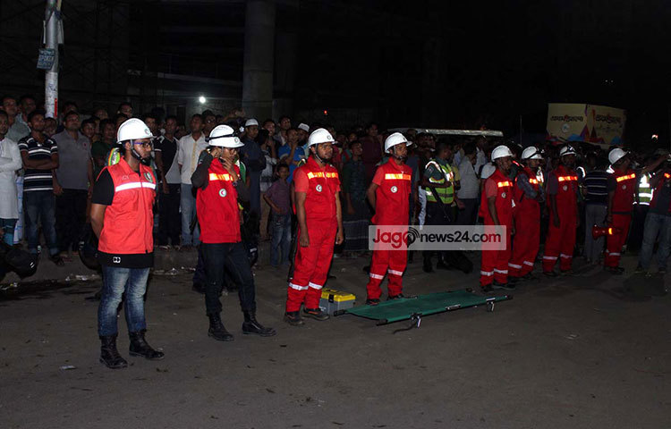 রাজধানীর মতিঝিলে বাংলাদেশ ব্যাংক ভবনে লাগা আগুন নিয়ন্ত্রণে এসেছে। বৃহস্পতিবার (২৩ মার্চ) রাত সাড়ে ১০টার দিকে ফায়ার সার্ভিসের ১৩টি ইউনিটের প্রচেষ্টায় আগুন নিয়ন্ত্রণে আসে। ছবি : বিপ্লব দিক্ষিৎ