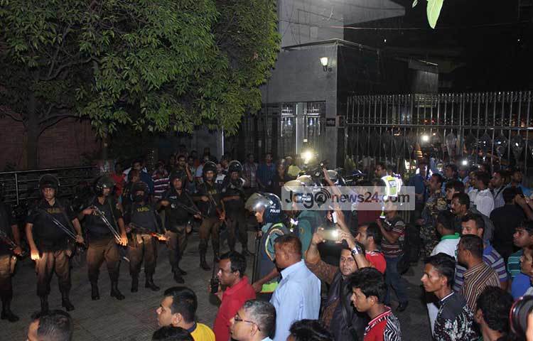 অগ্নিকাণ্ডের খবর পেয়ে উৎসুক জনতা এসে ভিড় করে। অন্যদিকে আইন-শৃঙ্খলারক্ষাকারী বাহিনী কড়া পাহারা বসিয়েছে বাংলাদেশ ব্যাংক এলাকা জুড়ে। ছবি : বিপ্লব দিক্ষিৎ