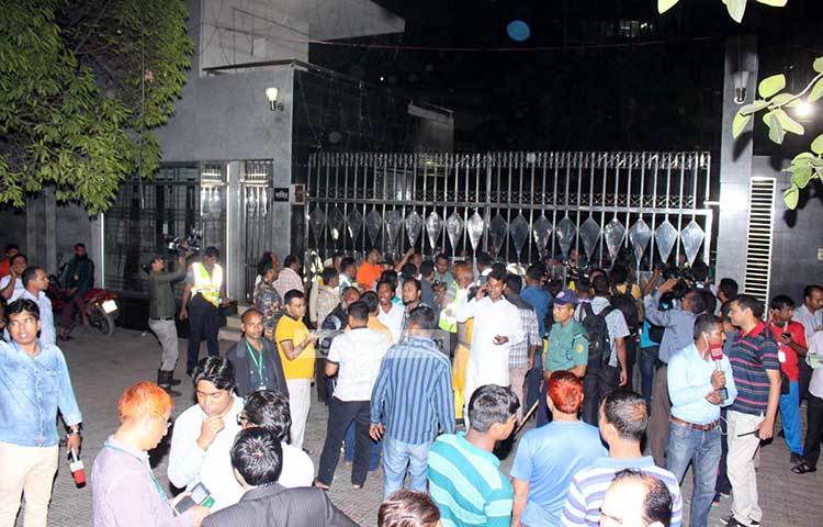 অগ্নিকাণ্ডের খবর পেয়ে অর্থমন্ত্রী আবুল মাল আবদুল মুহিত, বাংলাদেশ ব্যাংকের গভর্নর ফজলে কবির, ডেপুটি গভর্নর আবু হেনা মোহা. রাজী হাসান ও এস কে সুর চৌধুরী ঘটনাস্থল পরিদর্শন করেছেন। ছবি : বিপ্লব দিক্ষিৎ