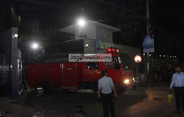 আগুন নিয়ন্ত্রণের পর ফায়ার সার্ভিসের গাড়ি বের হয়ে যাচ্ছে। ছবি : বিপ্লব দিক্ষিৎ