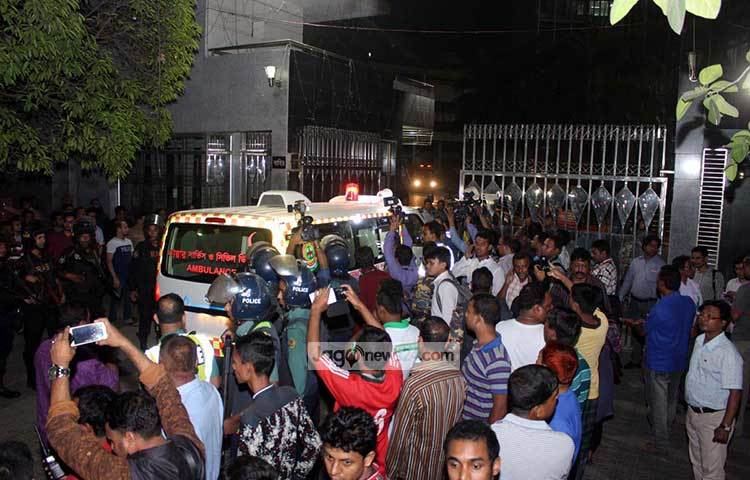 অগ্নিকাণ্ডের খবর পেয়ে গণমাধ্যম কর্মীরা ছুটে আসেন। ছবি : বিপ্লব দিক্ষিৎ