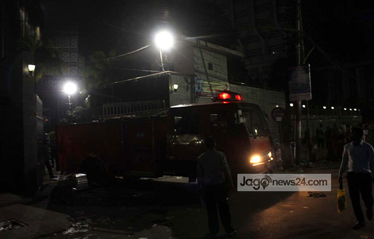 এর আগে, বৃহস্পতিবার রাত সাড়ে ৯টার দিকে বাংলাদেশ ব্যাংকের ৩০তলা ভবনের ১৪ তলায় বৈদেশিক মুদ্রা নীতি বিভাগে (এফইপিডি) এ অগ্নিকাণ্ড ঘটে। ছবি : বিপ্লব দিক্ষিৎ