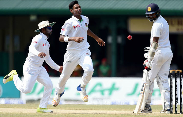 একদিকে নিজেদের শততম টেস্ট, অন্যদিকে বিদেশের মাটিতে শক্তিশালী কোনো দলের বিপক্ষে প্রথমবার জয়ের হাতছানি। প্রাণপণ খেলেছেন মোস্তাফিজরা।