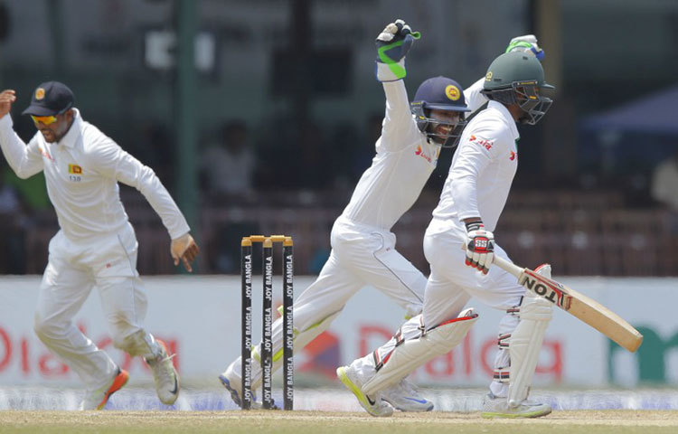 এর আগে নিজেদের দ্বিতীয় ইনিংসে সবকটি উইকেট হারিয়ে শ্রীলঙ্কা ৩১৯ রান তোলে।