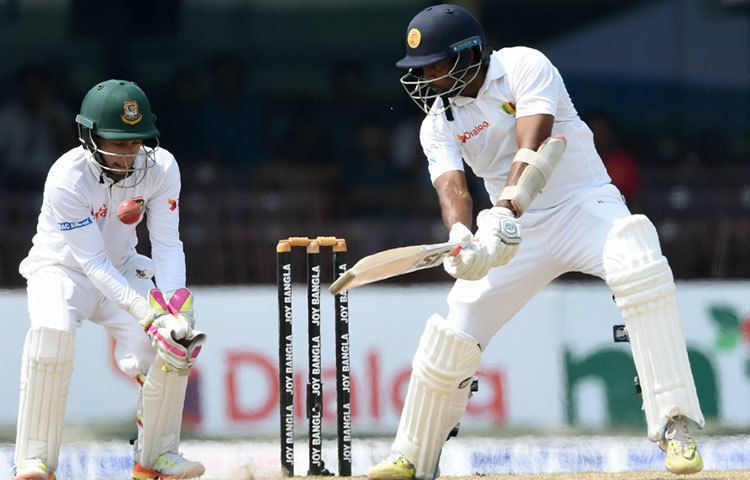 জয়ের লক্ষ্যে ব্যাটিংয়ে নেমে দলীয় অষ্টম ওভারে রঙ্গনা হেরাথের শেষ দুই বলে সৌম্য সরকার ও ইমরুল কায়েস বিদায় নেন। সৌম্য ১০ রান করে উপল থারাঙ্গার ক্যাচে পরিণত হন।