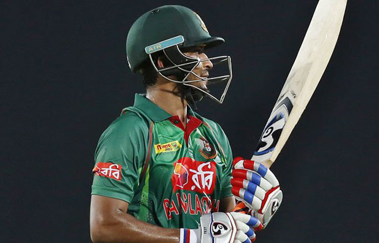 ব্যাট হাতে ভালোই এগোচ্ছিলেন সাকিব আল হাসান। তুলে নিয়েছিলেন ফিফটিও। কিন্তু খুব বেশি দূর যেতে পারলেন না। ওয়ানডে ক্যারিয়ারের ৩২তম ফিফটি করেই সাজঘরে ফিরলেন তিনি।