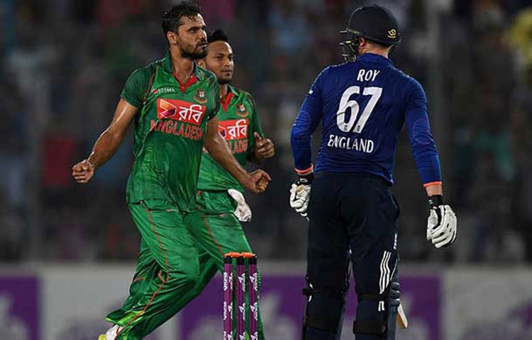 ইংলিশদের বিরুদ্ধে লড়াই করে বিজয় নিশ্চিত জেনে উল্লাস প্রকাশ করছেন অধিনায়ক মাশরাফি।