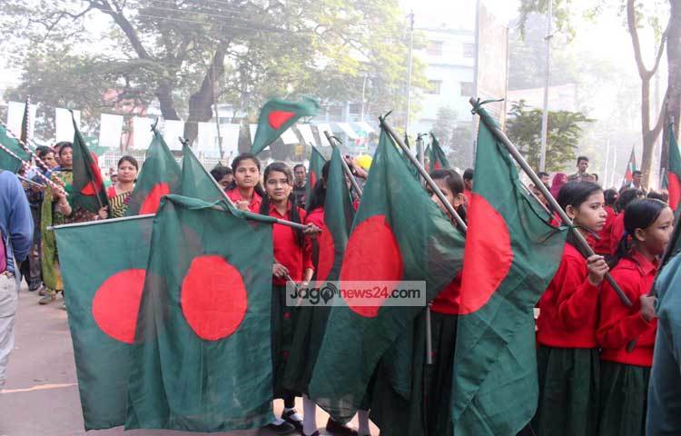 আজ সকালে বিজয়ের র&zwnj;্যালিতে বের হয়েছে শিশুরা। ছবি : বিপ্লব দিক্ষিৎ