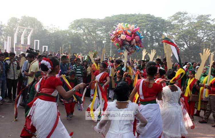 সাদা আর লাল সবুজের শাড়িতে নৃত্য পরিবেশন করছে শিশুরা। ছবি : বিপ্লব দিক্ষিৎ