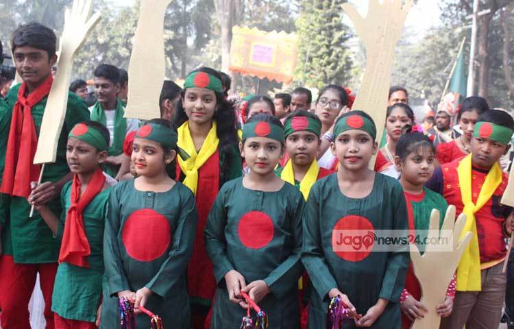 বাঙালি জাতির জীবনে সবচেয়ে গৌরবোজ্জ্বল অর্জনের স্মৃতিবিজড়িত দিন আজ। সারা দেশের মানুষ ও প্রবাসীরা বিপুল উৎসাহ-উদ্দীপনা নিয়ে আজকের দিনটি উদ্যাপন করছে। শিশুরাও থেকে পিছিয়ে নেই। ছবি : বিপ্লব দিক্ষিৎ