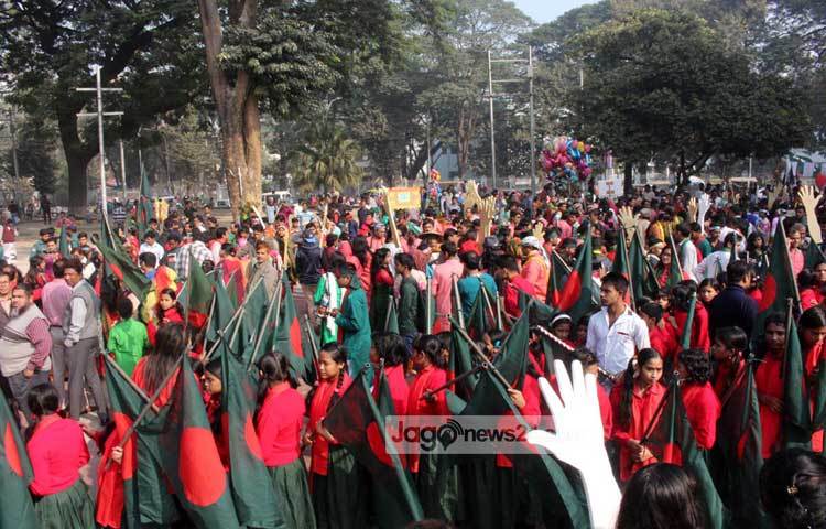&lsquo;স্বাধীনতা তুমি পতাকা শোভিত ঝাঁঝালো মিছিল&rsquo;-সত্যিই কবিতার মত আজ এই পতাকার মিছিল। ছবি : বিপ্লব দিক্ষিৎ