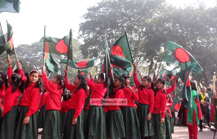 বিজয় দিবস উপলক্ষে রাজধানীসহ সারা দেশ বর্ণিল সাজে সেজেছে। শিশুদের বর্ণিল পোশাকে চোখ জুড়িয়ে যায়। ছবি : বিপ্লব দিক্ষিৎ