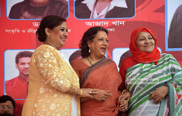 চলচ্চিত্র শিল্পী সমিতির নির্বাচনকে ঘিরে জমে উঠেছিলো তারার মেলা। জাগো নিউজের ক্যামেরাবন্দি হয়েছেন তিন তারকা সুচরিতা, কবরী ও আনোয়ারা। ছবি : মাহবুব আলম