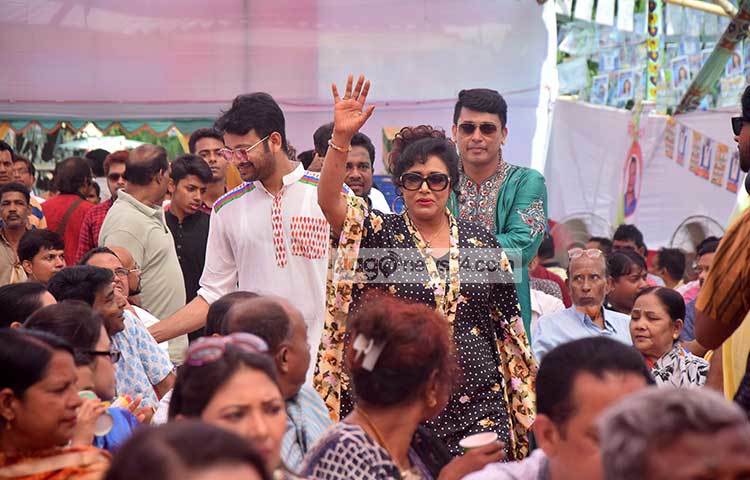 বইছে নির্বাচনের গরম হাওয়া। নুতনকে ঘিরে অন্যান্য চলচ্চিত্র কর্মীরা। ছবি : মাহবুব আলম