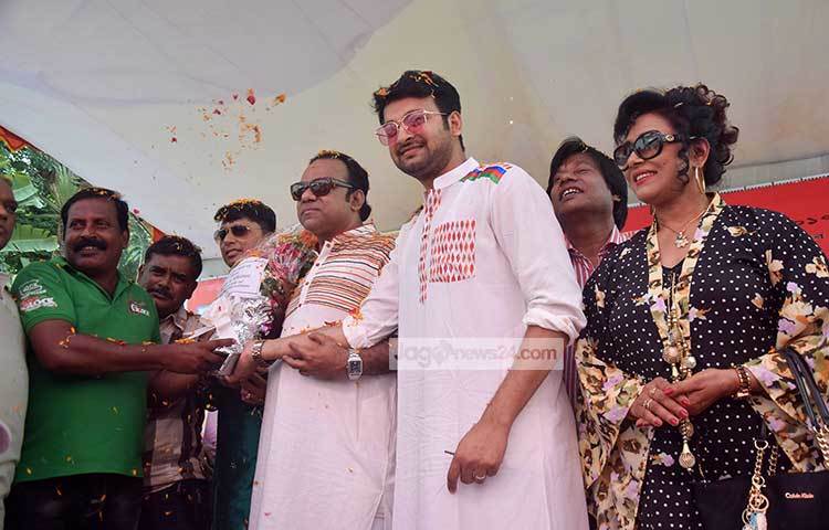 পুষ্প বৃষ্টিতে সিক্ত হচ্ছেন সাইমন, মিশা সওদাগর ও জায়েদ খান। ছবি : মাহবুব আলম