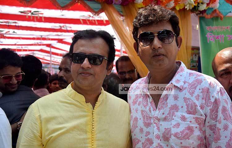 ক্যামেরার সামনে চিত্রনায়ক আমিন খান ও বিয়াজ। ছবি : মাহবুব আলম