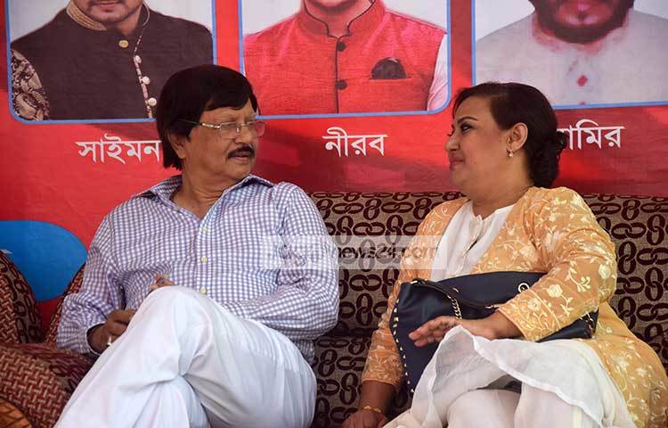 একান্ত আলাপচারিতায় সোহেল রানা ও সুচরিতা। ছবি : মাহবুব আলম