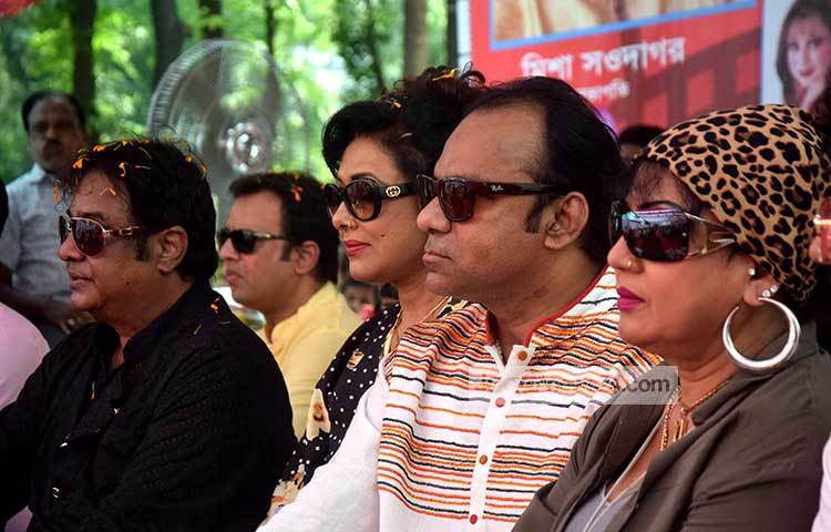 তারকাদের মিলন মেলায় এফডিসি মুখরিত হয়েছিলো। ছবি : মাহবুব আলম