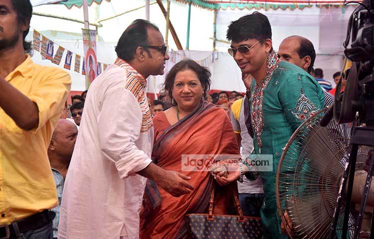 কবরীকে ঘিরে মিশা সওদাগর ও নায়ক জায়েদ খান। ছবি : মাহবুব আলম