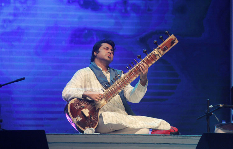 বেঙ্গল ফাউন্ডেশনের আয়োজনে উপমহাদেশের প্রখ্যাত শিল্পীদের পরিবেশনা উপভোগের এই আনন্দে শামিল তরুণ-তরুণী থেকে প্রবীণরা। ছবি : মাহবুব আলম