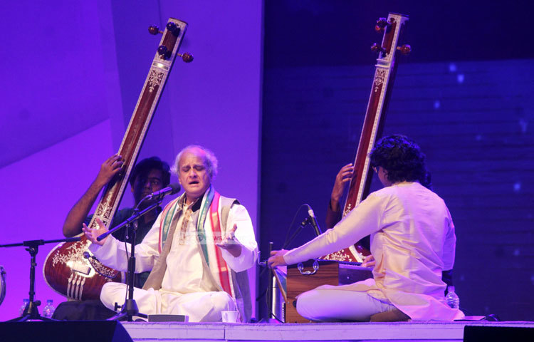 রূপক তাল, মধ্যালয় এবং দ্রুত তিনতালে তার তিনটি পরিবেশনা ছিলো মন্ত্রমুগ্ধ হওয়ার মতো। ছবি : মাহবুব আলম