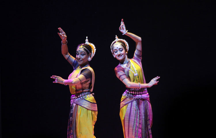 ওডিশি নৃত্য নিয়ে পৃথকভাবে মঞ্চে আসেন বিদুষী মাধবী মুডগাল ও আরুশি মুডগাল। ছবি : মাহবুব আলম