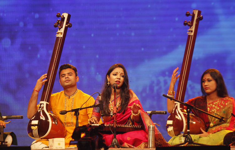 সংগীত পরিবেশনা করছেন প্রিয়াংকা গোপ। ছবি : মাহবুব আলম