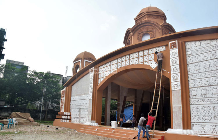 রাজধানীর অন্যতম অভিজাত এলাকা বনানীতে প্রতিবছরই জাঁকজমক ও বিপুল উৎসাহ উদ্দীপনার মধ্য দিয়ে পূজা উদযাপিত হয়। ছবি : মাহবুব আলম।