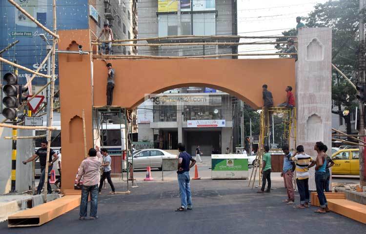 চলছে মন্দিরের প্রবেশদ্বার তৈরির কাজ। গত কয়েকদিন ধরে মন্দির এলাকার সাজসজ্জার কাজ চলছে। ছবি : মাহবুব আলম।
