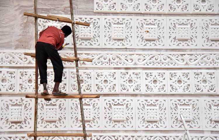 মন্দিরের দেয়ালের গায়ে কারুকাজ করা হচ্ছে। ছবি : মাহবুব আলম।