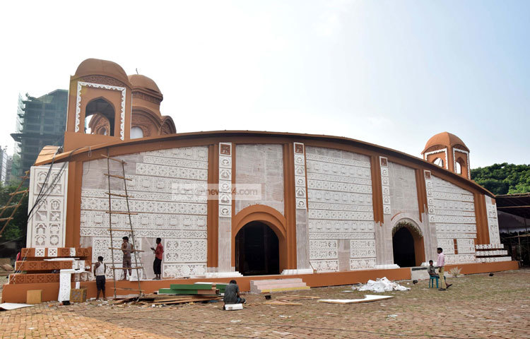 রাজধানীর বিভিন্ন স্থান থেকে অসংখ্য মানুষ বনানীর এই মাঠে পূজা দেখতে আসেন। ছবি : মাহবুব আলম।