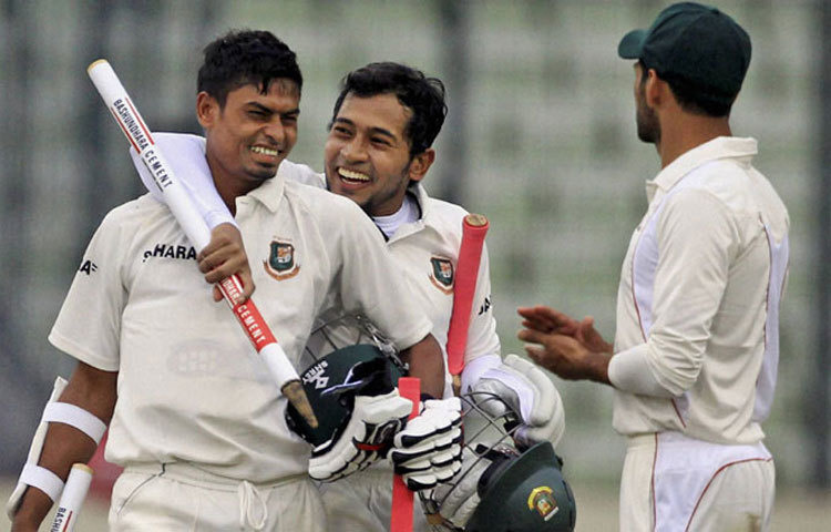 সাব্বিরের সাথে স্বপ্নের লড়াইয়ে ৫ম দিন মাঠে নামবে তাইজুল। এর আগে ব্যাট হাতে জ্বলে উঠার রেকর্ড তাইজুলের আছে। দেখা যাক তাইজুল কি করতে পারে।