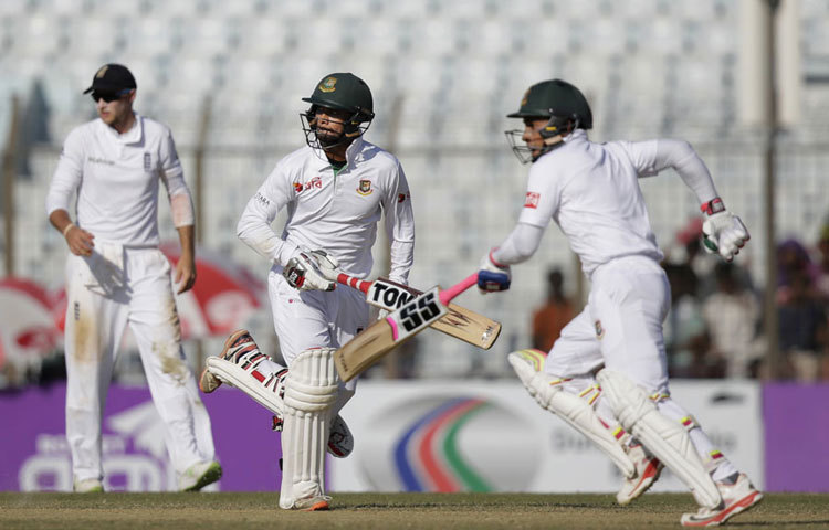 ১৪০ রানের মধ্যে প্রথম সারির পাঁচ উইকেট নেই। শঙ্কা ছিল দুইশত রানের আগেই অলআউট হয়ে যায় কি না বাংলাদেশ! তবে অধিনায়ক মুশফিকুর রহীম আর অভিষিক্ত সাব্বির রহমানের দায়িত্বশীল ব্যাটিংয়ের ওপর ভর করে সে শঙ্কা কাটিয়ে জয়ের স্বপ্নই দেখছিল বাংলাদেশ।